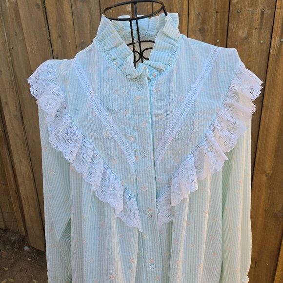 Vintage 80's Ruffles and Lace Lounge Housecoat - Picture 3 of 12